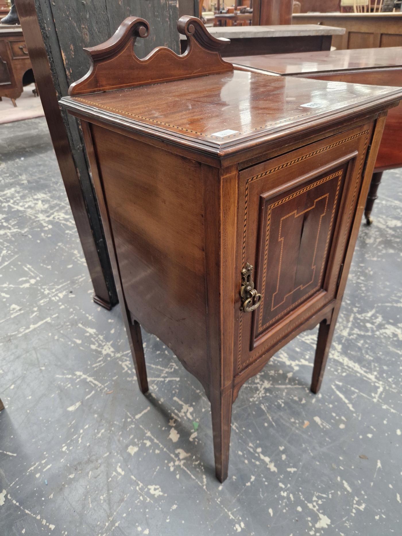 AN EARLY 20th C. BARBERS POLE LINE INLAID MAHOGANY BEDSIDE CUPBOARD - Image 3 of 3