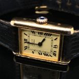 A MUST DE CARTIER SILVER AND GOLD PLATE LADIES WRIST WATCH WITH ORIGINAL LEATHER STRAP AND BUCKLE.