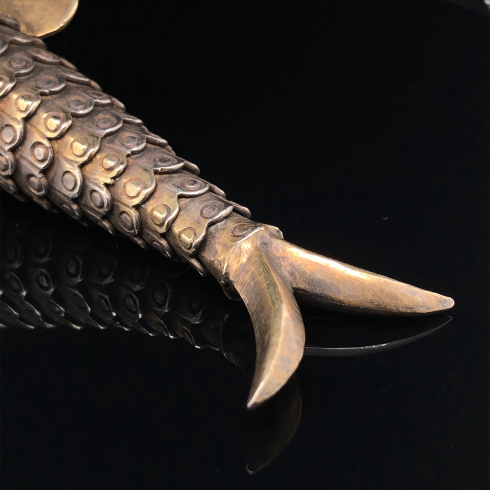 A 19th CENTURY EASTERN GILDED SILVER ARTICULATED FISH FORM POWDER FLASK. THE ANTHROPOMORPHISED - Image 9 of 10