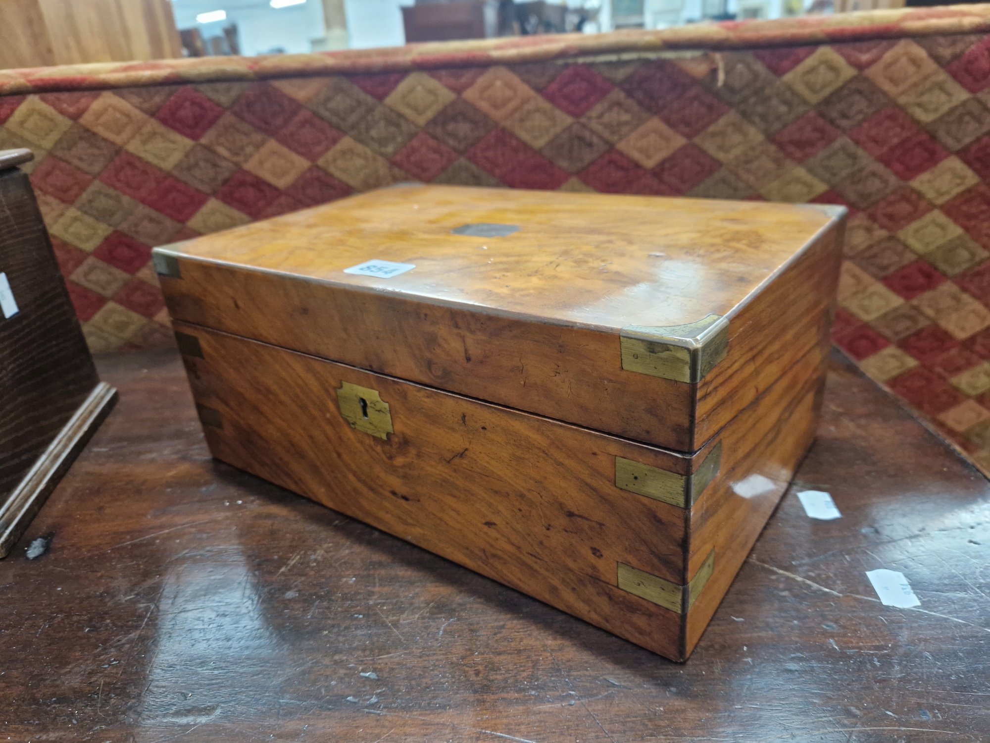 A BRASS CORNERED WALNUT WRITING SLOPE TOGETHER WITH AN OAK BOX - Image 2 of 5