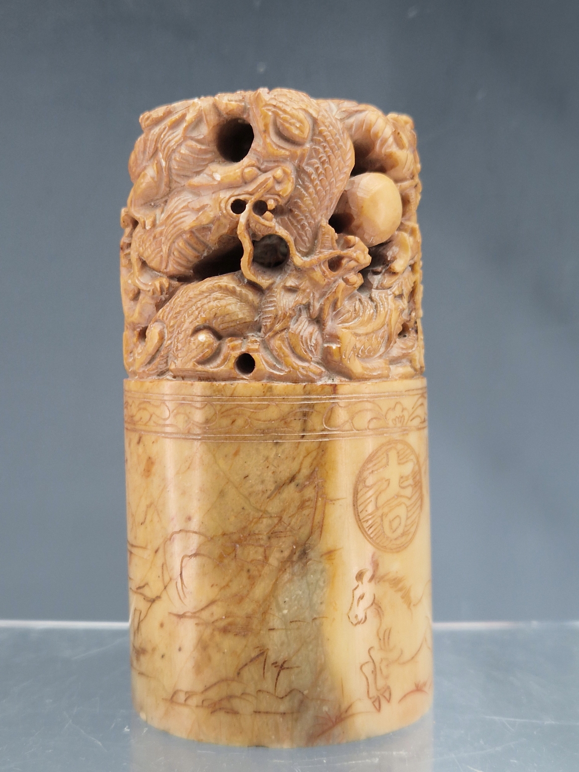 A CHINESE PINK/BROWN SOAPSTONE CYLINDRICAL SEAL PIERCED AND CARVED WITH DRAGONS CHASING A PRECIOUS - Image 2 of 10
