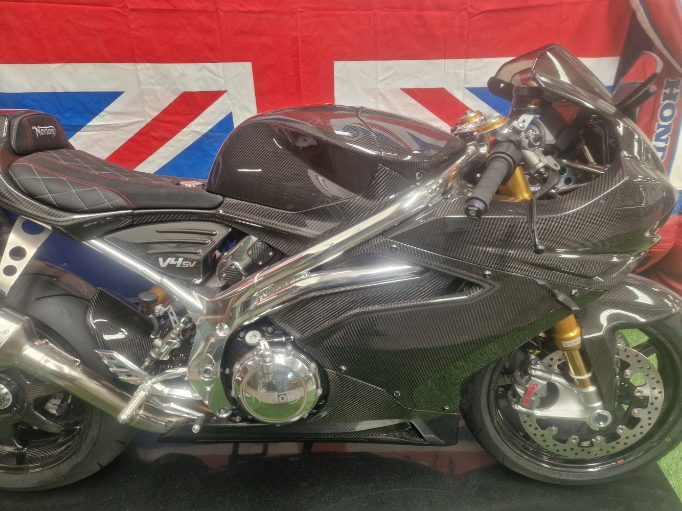 NORTON V4 SV.. NEW AND UN-RIDDEN, ORDERED IN 2017 DELIVERED 2024. A STUNNING UNUSED EXAMPLE OF - Image 6 of 9