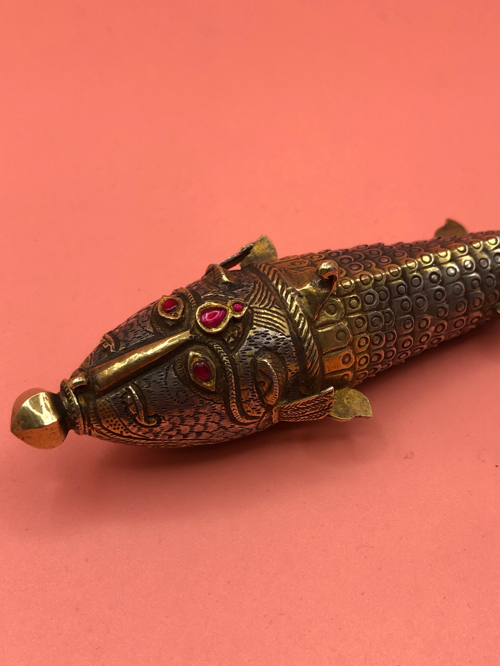 A 19th CENTURY EASTERN GILDED SILVER ARTICULATED FISH FORM POWDER FLASK. THE ANTHROPOMORPHISED - Bild 2 aus 10