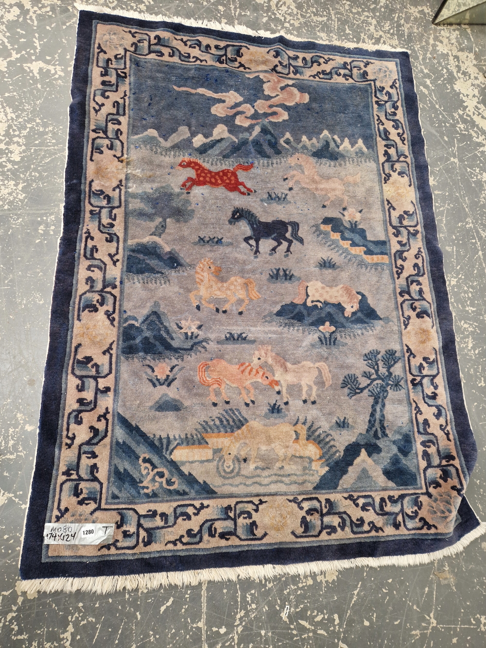 A CHINESE PILTORIAL RUG 174 x 124 cm - Image 4 of 4