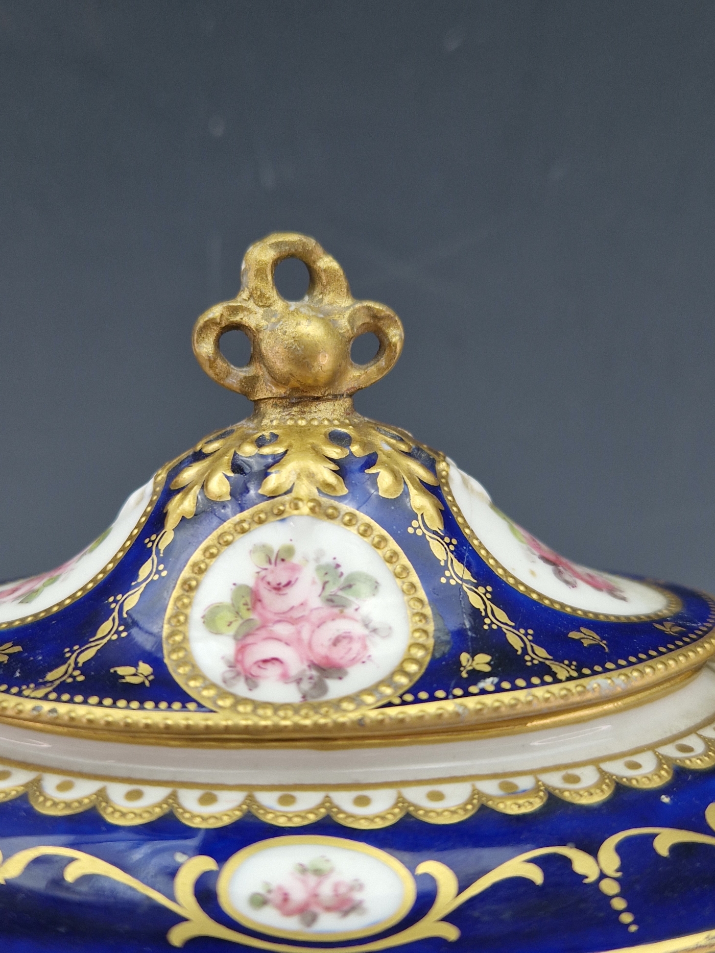 A CROWN DERBY BLUE GROUND TWO HANDLED OVAL URN AND COVER, DATE LETTER FOR 1904, PAINTED WITH GOLD - Image 6 of 7