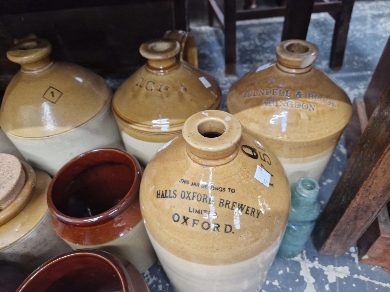 A COLLECTION OF VINTAGE POTTERY FLAGONS AND BARRELS - Image 2 of 4