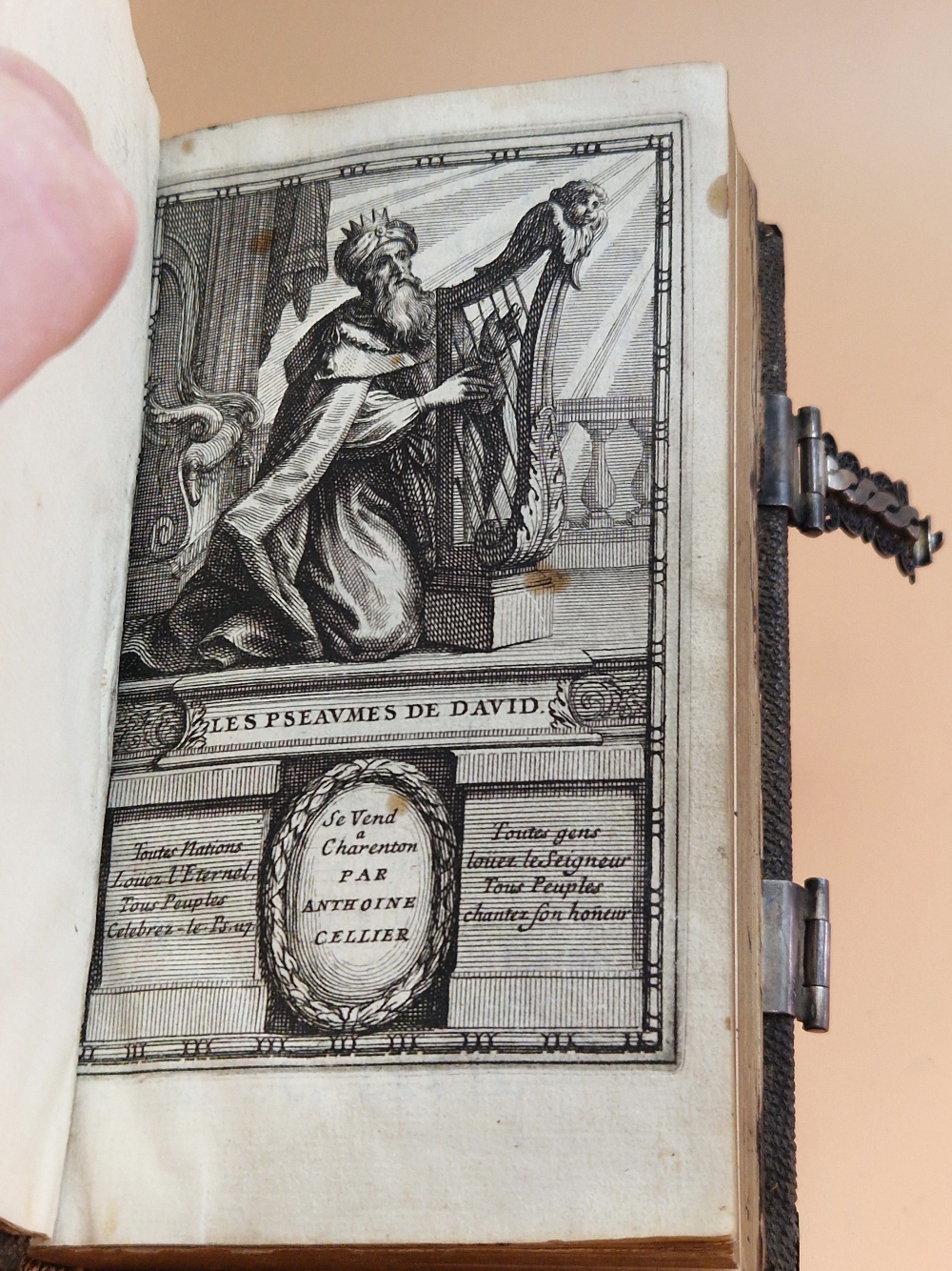 MAROT AND DE BEZE, LES PSEAUMES DE DAVID, 1667, SILVER FILIGREE AND CLASP MOUNTED LEATHER BINDING. - Image 3 of 4