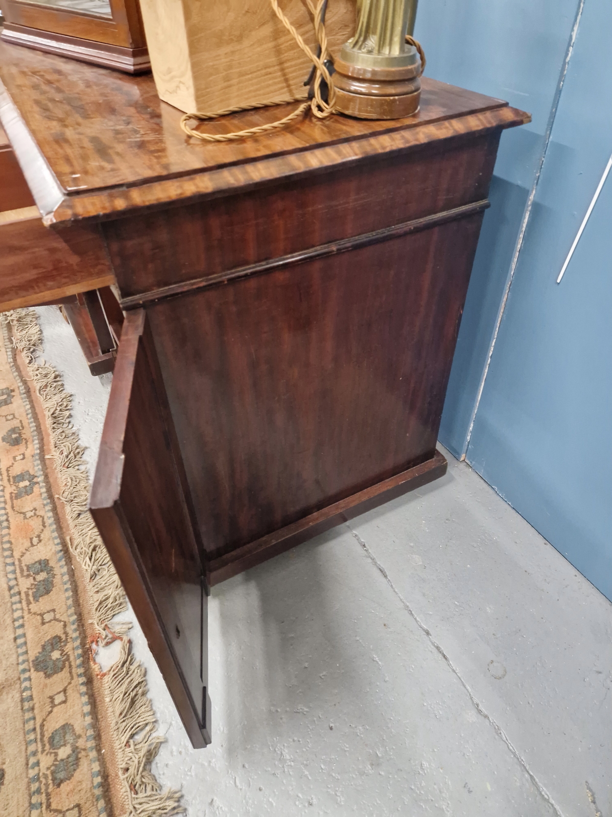 A 19th C. MAHOGANY PEDESTAL DESK WITH THREE APRON DRAWERS OVER A CENTRAL RECESSED CUPBOARD FLANKED - Image 5 of 6