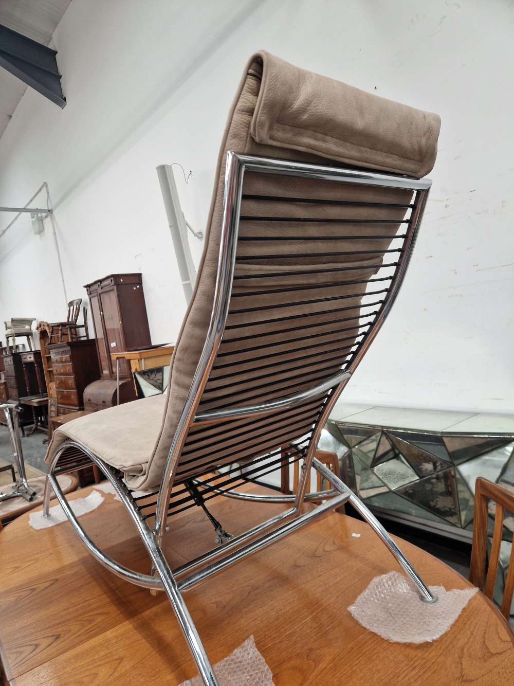 A CORBUSIER STYLE CHROME LOUNGER WITH LOOSE CUSHIONS. - Image 6 of 6