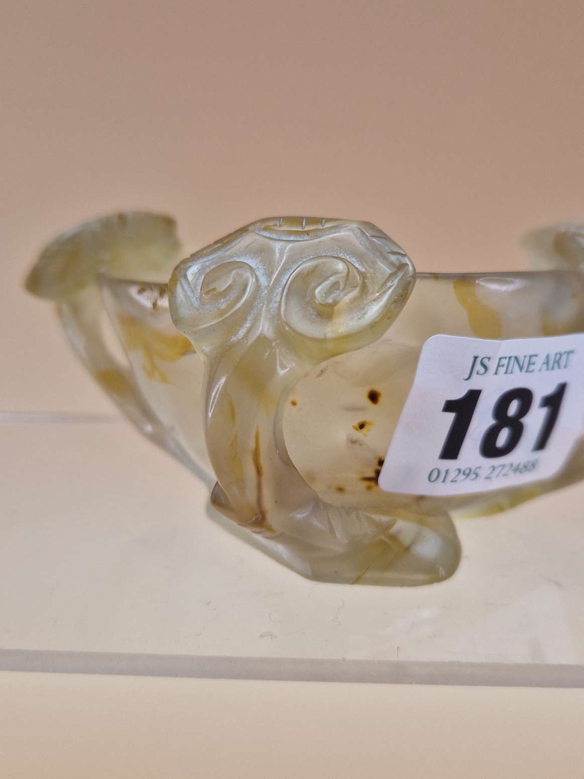 A CHINESE AGATE BOWL, THE SIDES PIERCED AND CARVED WITH THREE LINGZHIH FUNGUS, THE GREY STONE WITH - Image 4 of 11