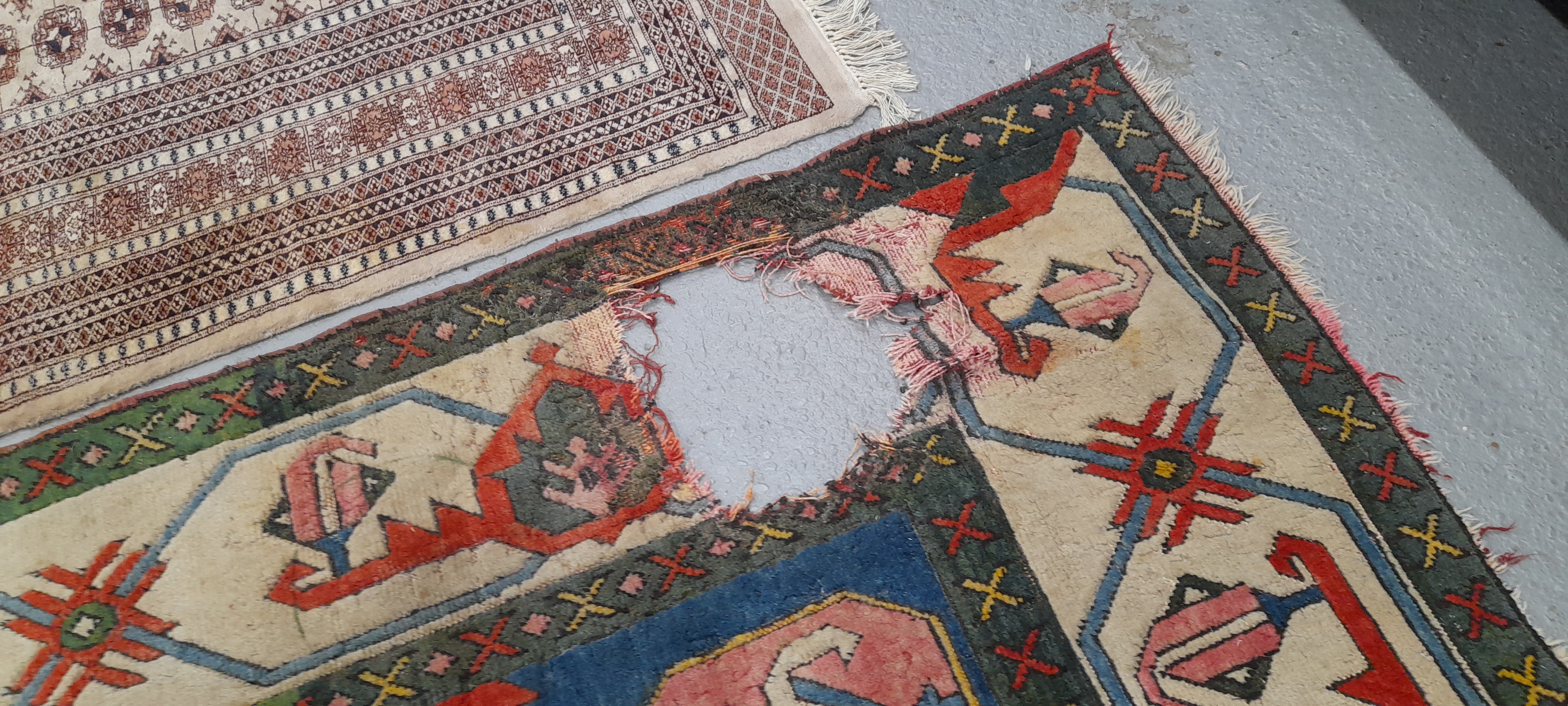 A TURKISH CARPET OF TRIBAL DESIGN 369 x 300 cm - Image 3 of 8