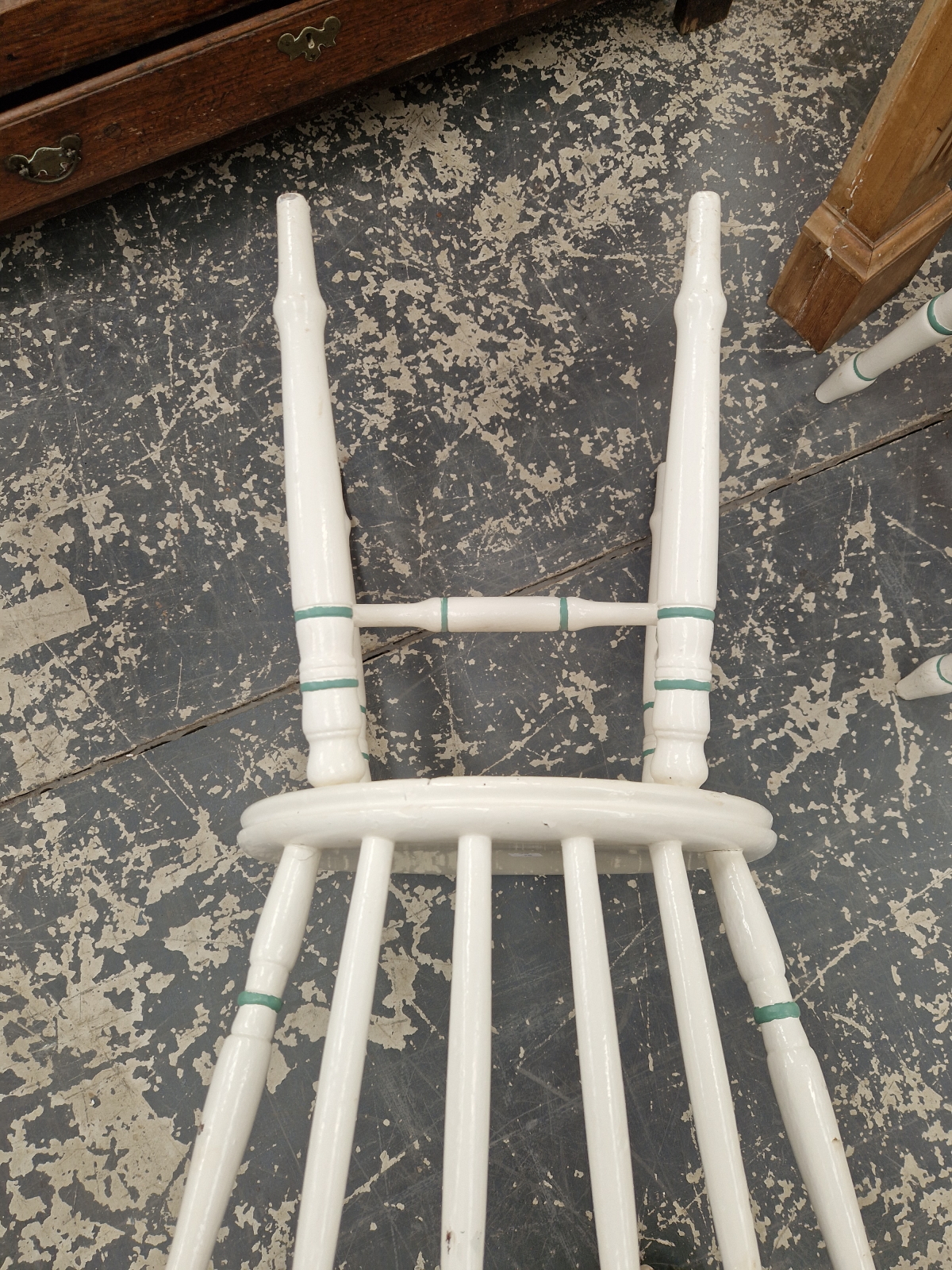 A SET OF FOUR WHITE PAINTED YOKE BACKED KITCHEN CHAIRS DETAILED IN TURQUOISE AND ENSUITE WITH A - Image 5 of 6