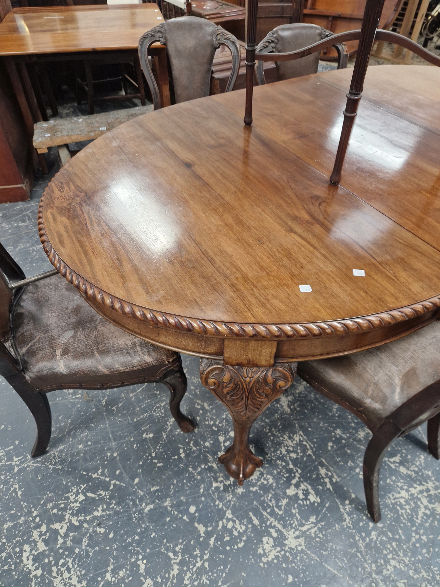 A MAHOGANY WIND OUT OVAL DINING TABLE WITH ONE LEAF, THE GADROONED EDGED TOP ON FOUR CABRIOLE LEGS - Image 4 of 4