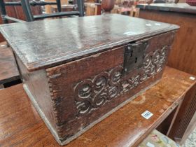 A LATE 17th/EARLY 18th C. OAK BIBLE BOX WITH AN S-SCROLL BAND CARVED TO THE FRONT