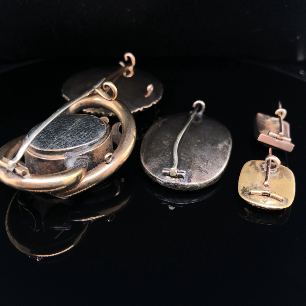A GROUP OF FIVE ANTIQUE MOURNING BROOCHES. UNHALLMARKED, THREE ASSESSED AS 9ct GOLD. GROSS WEIGHT OF - Image 3 of 5