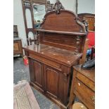 A VICTORIAN MAHOGANY CREDENZA WITH A SHELF BACK, A SINGLE DRAWER AND TWO DOORS ABOVE THE PLINTH