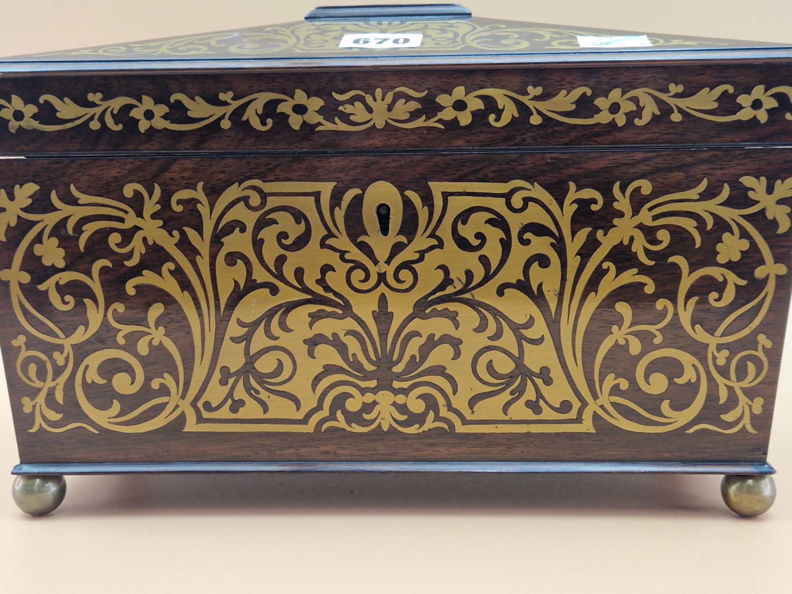 A BRASS INLAID ROSEWOOD SARCOPHAGUS SHAPED REGENCY TEA CADDY CONTAINING TWO CANISTERS AND A GLASS M - Image 3 of 8