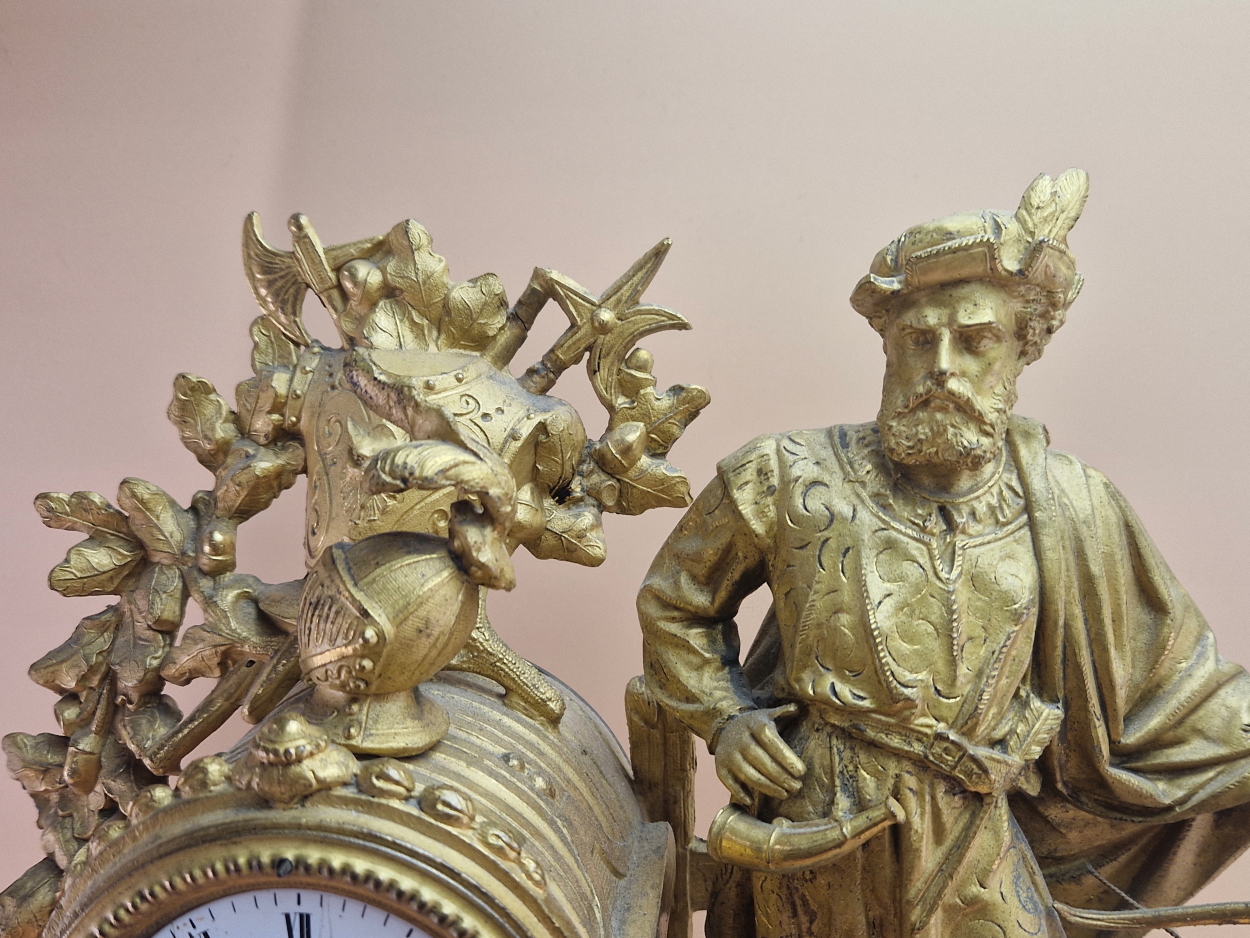 A LATE 19th C. GILT SPELTER AND WHITE ONYX CASED MANTEL CLOCK AND WOOD STAND, THE ENAMEL DIAL - Image 5 of 6