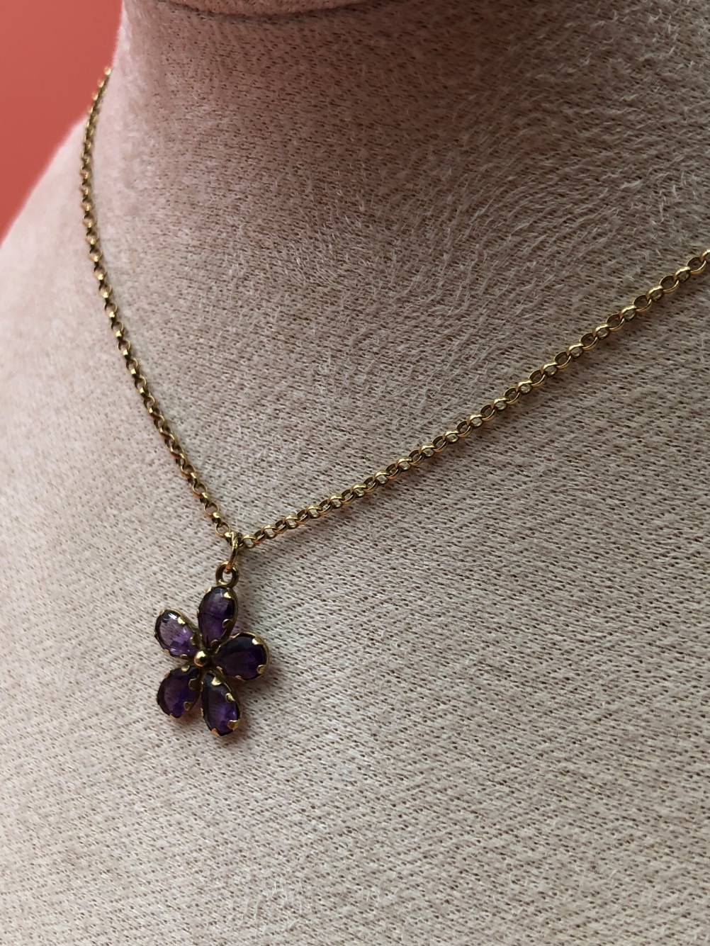 A VINTAGE AMETHYST FLORAL PENDANT SUSPENDED ON A 9ct HALLMARKED GOLD BELCHER CHAIN. THE PENDANT - Image 4 of 5