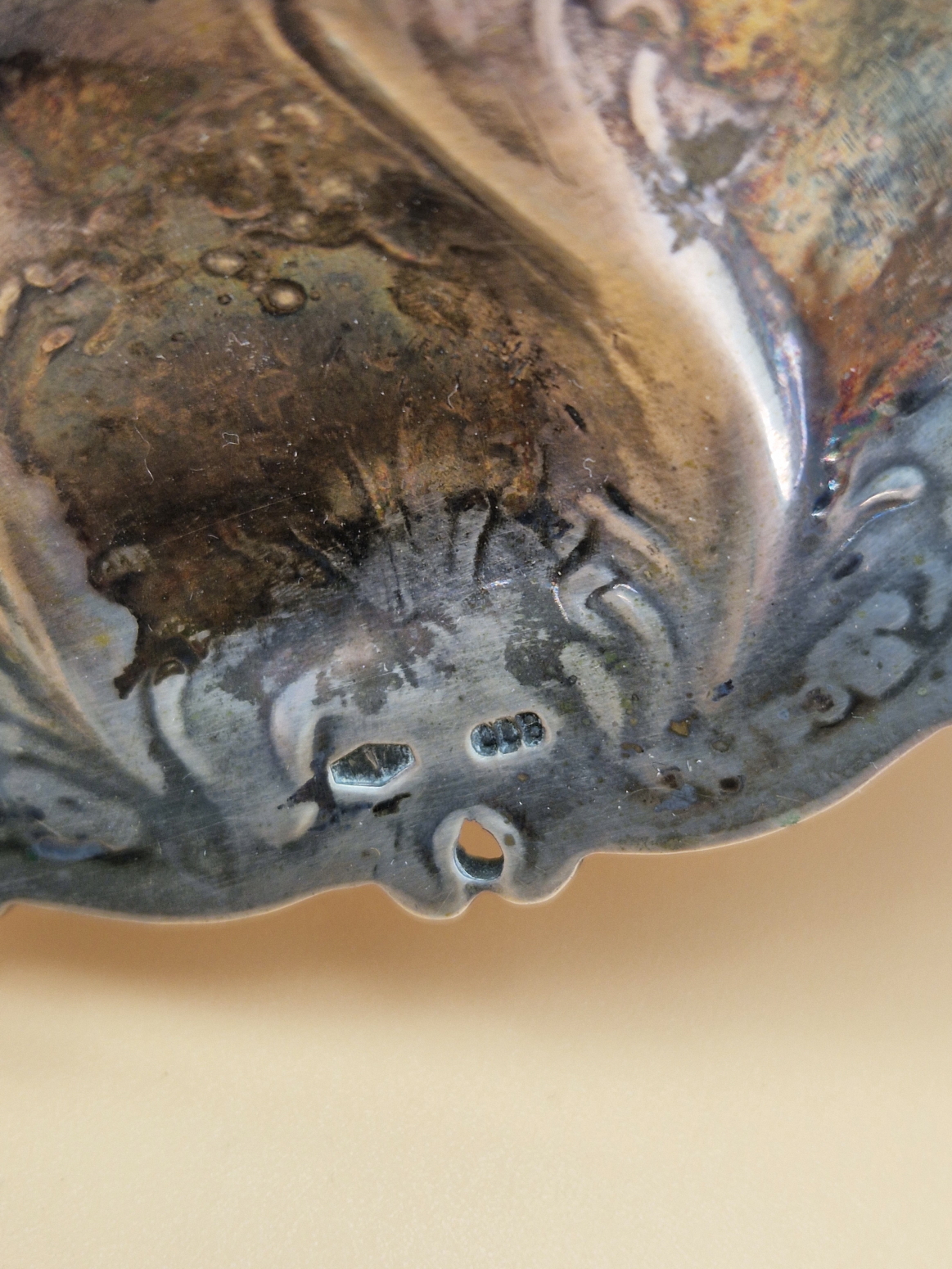 AN 800 SILVER DISH WITH THREE OF THE STIPPLED PANELS TO THE RIM MOUNTED WITH MALACHITE CABOCHONS, - Image 6 of 6