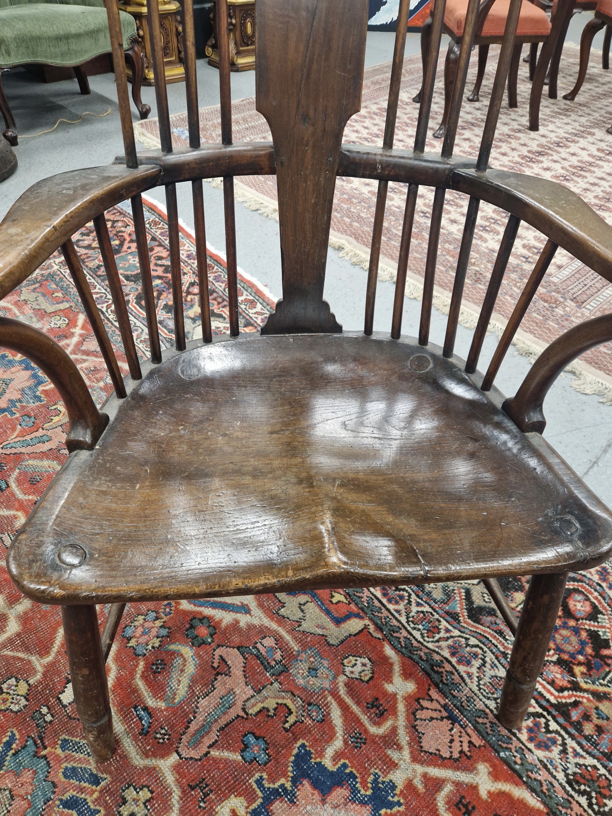 AN 18TH / 19TH CENTURY COUNTRY MADE WINDSOR TYPE CHAIR WITH SHAPED CREST RAIL AND BALUSTER BACK - Image 4 of 10