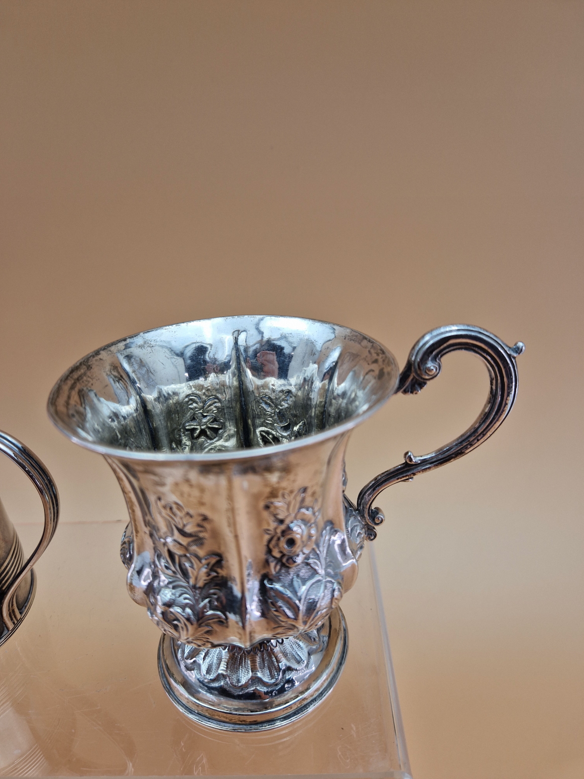 A VICTORIAN SILVER MUG BY WILLIAM HEWITT, LONDON 1838, EMBOSSED WITH FLOWERS TOGETHER WITH A QUARTER - Image 3 of 8