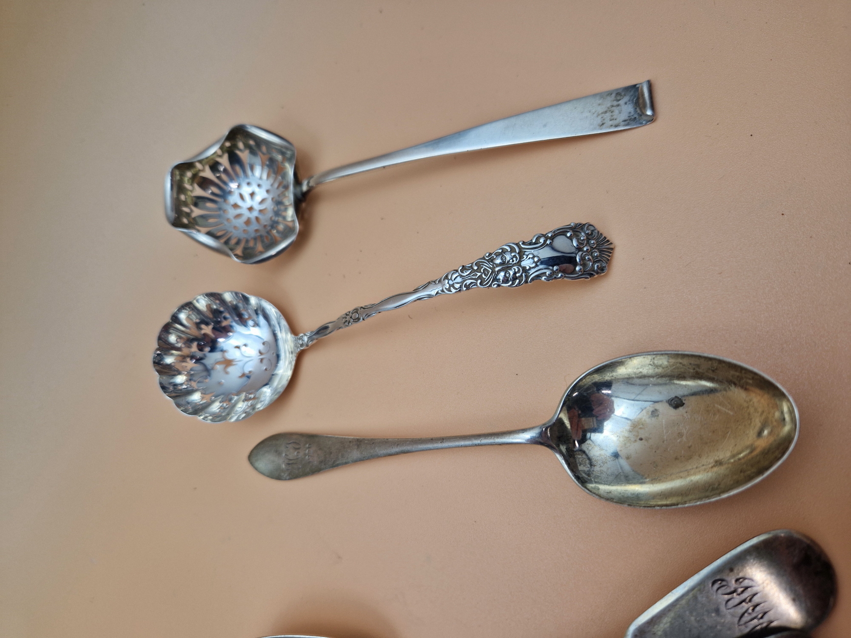 TWO CASED SETS OF SIX SILVER TEA SPOONS, ANOTHER SET LOOSE TOGETHER WITH OTHER SILVER SPOONS AND A - Image 5 of 9