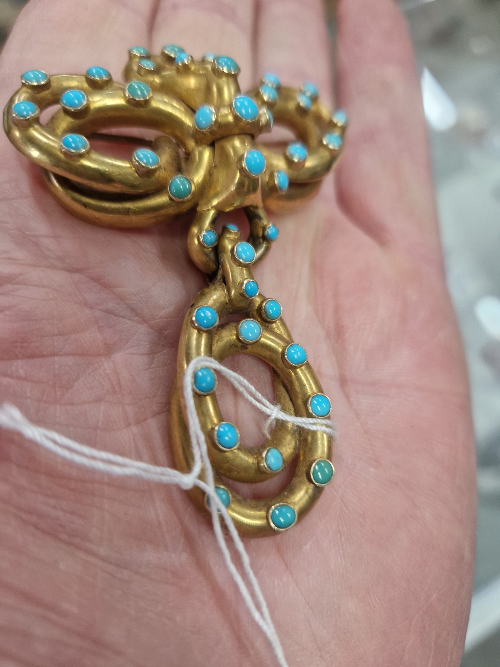 A VICTORIAN TURQUOISE SET LOVERS KNOT BROOCH WITH SERPENTINE STYLE ARTICULATED DROP AND MEMORIAL - Image 10 of 17