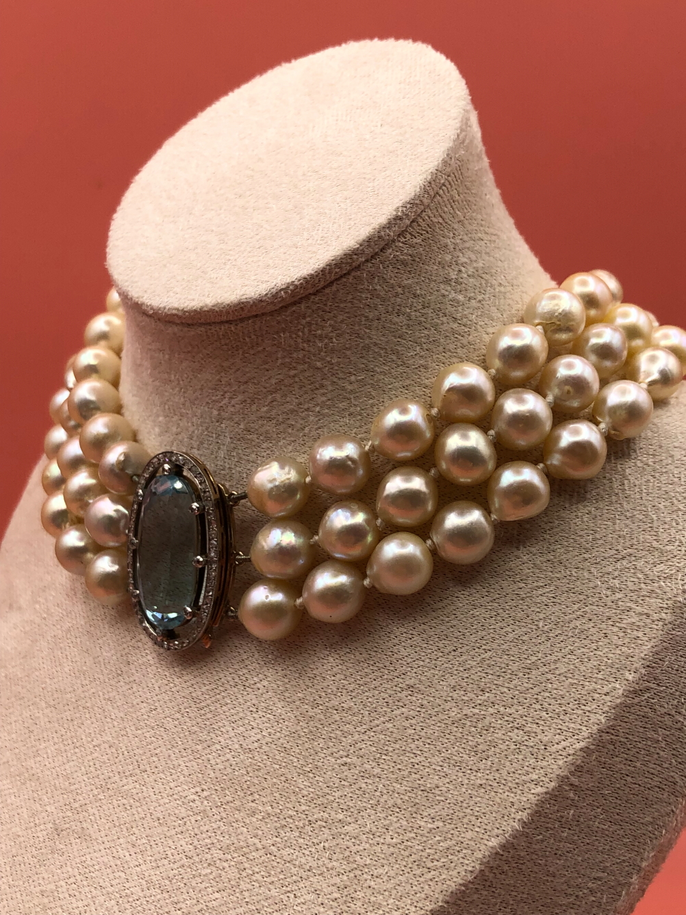 AN ANTIQUE THREE STRAND FRESHWATER PEARL, AQUAMARINE AND DIAMOND NECKLACE. THE THREE FRESHWATER - Image 3 of 8