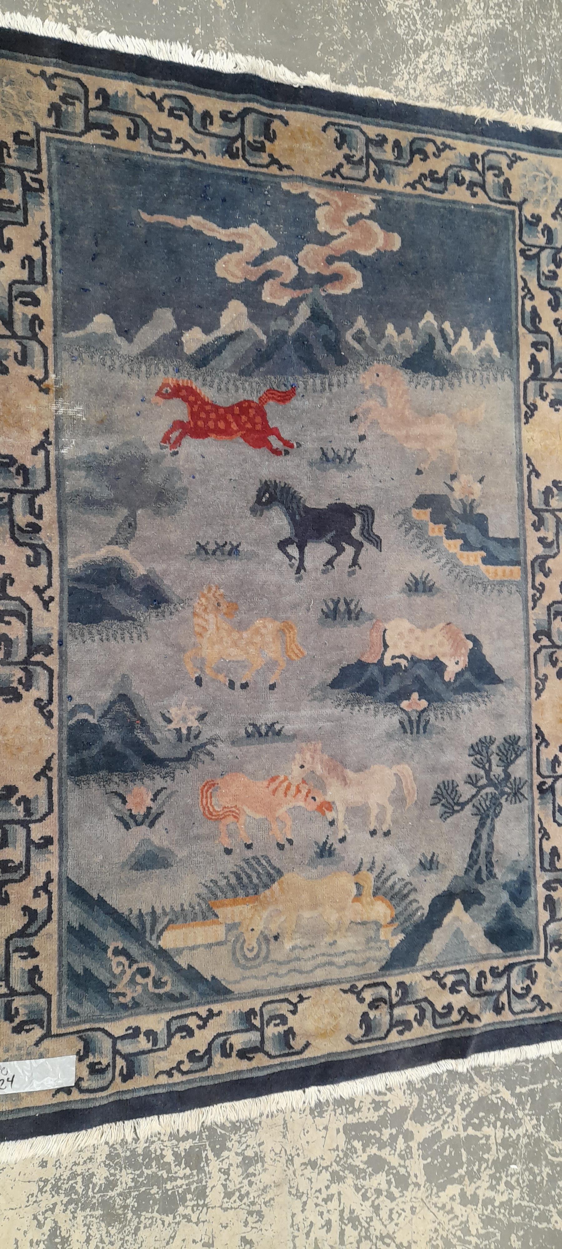 A CHINESE PILTORIAL RUG 174 x 124 cm - Image 2 of 4