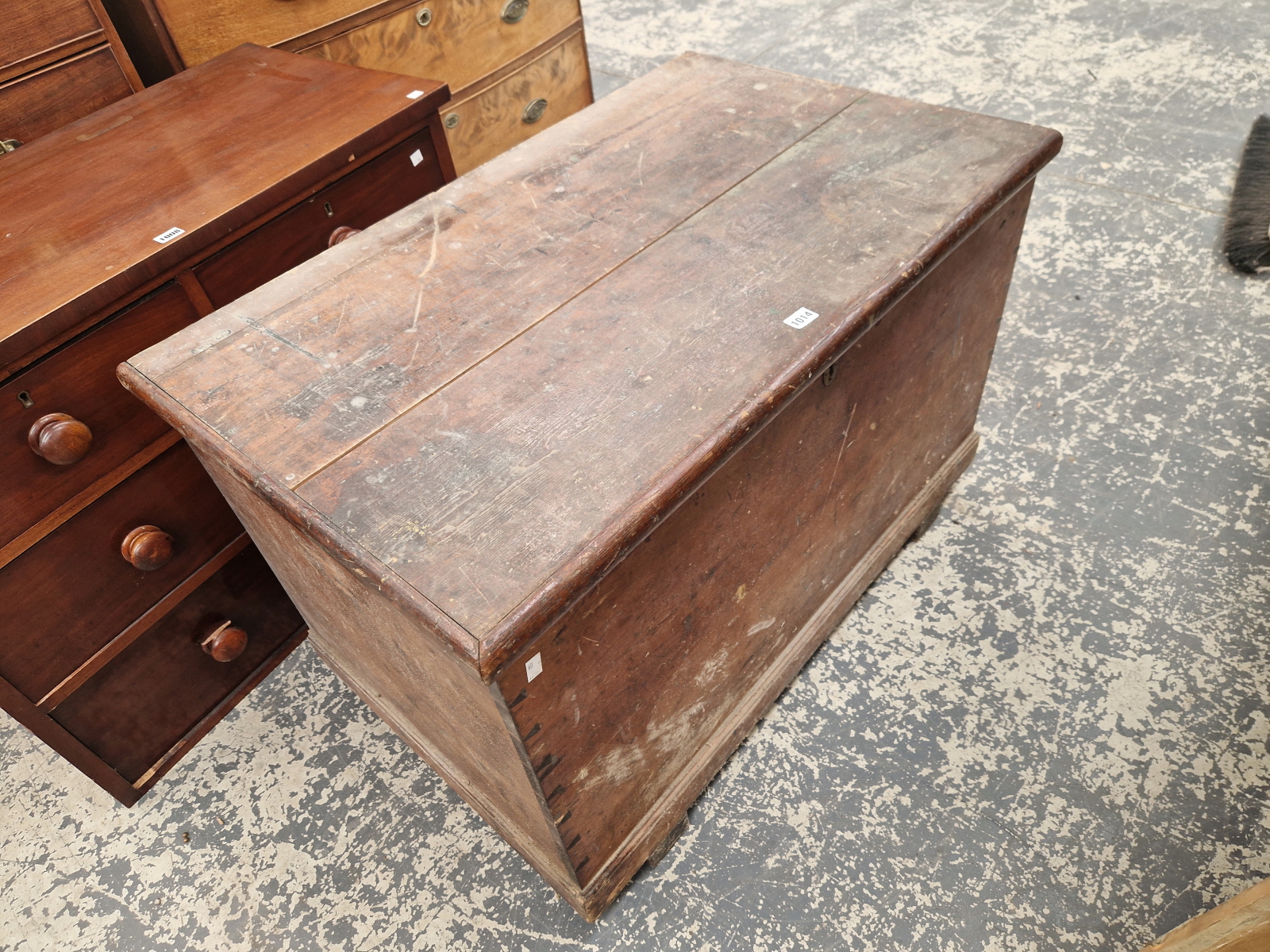 A STAINED PINE COFFER ON BAR FEET. W 100 x D 62 x H 65cms. - Image 3 of 4