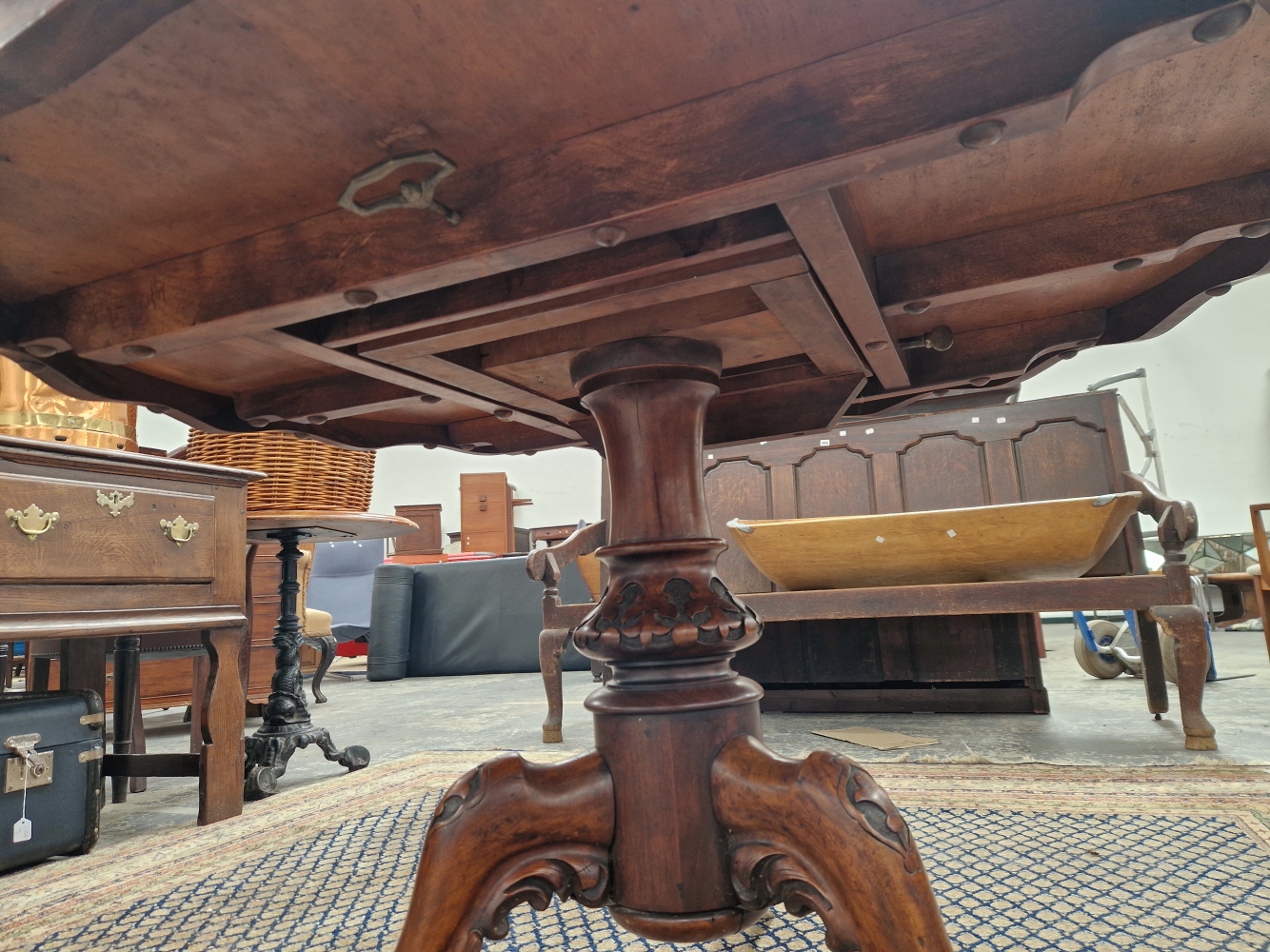 A 19th C. BURR WALNUT BREAKFAST TABLE, WITH LABLE FOR DRUCE AND CO. THE CIRCULAR TOP ON A COLUMN AND - Image 3 of 8