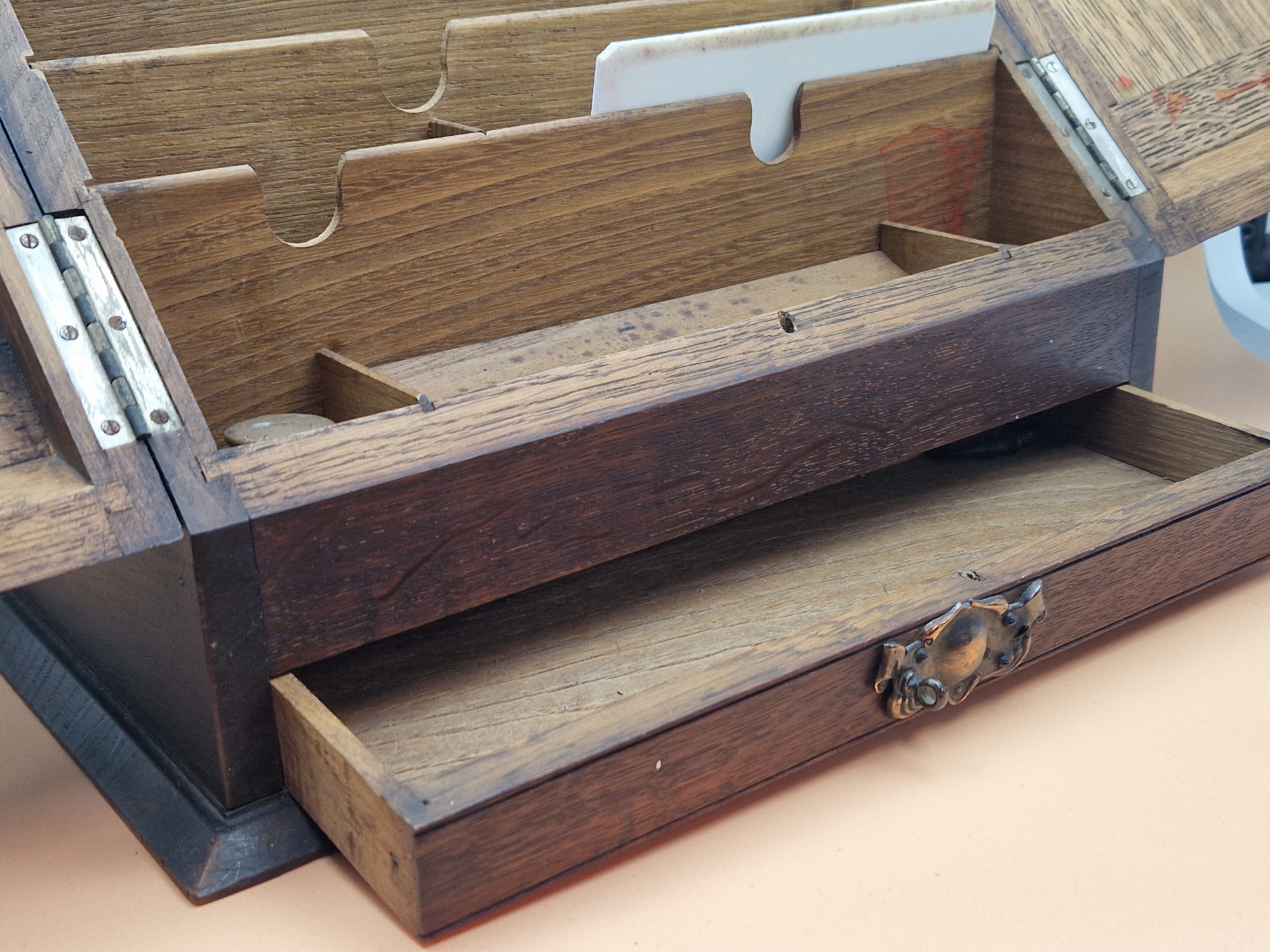 A COPPER MOUNTED OAK STATIONARY BOX, THE CENTRALLY SPLIT SLOPING DOORS ABOVE A SHALLOW DRAWER. W - Image 3 of 7