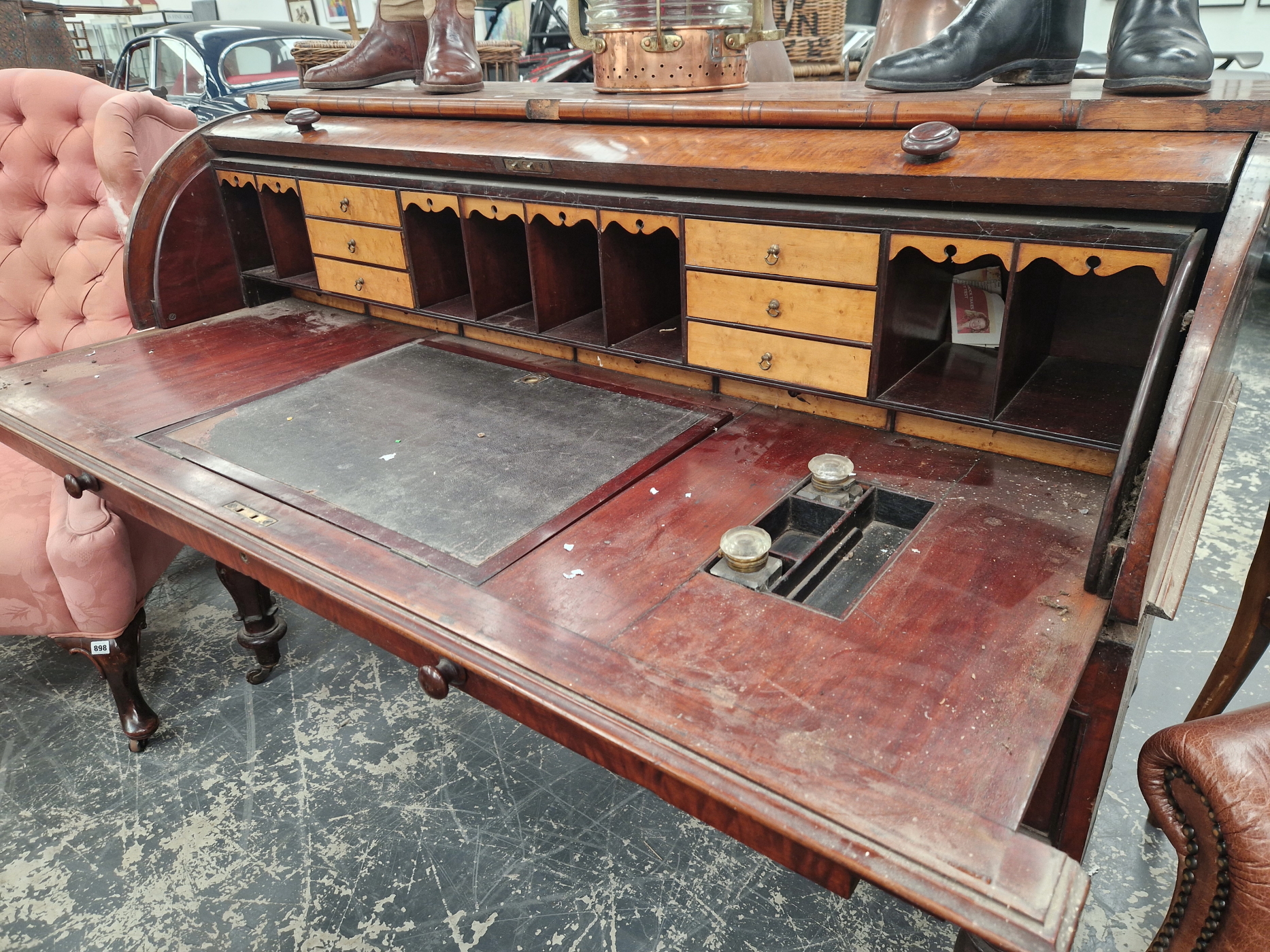 A 19th C. MAHOGANY ROLL TOP DESK WITH A CONFIGURATION OF FIVE DRAWERS ABOVE THE CYLINDRICAL LEGS - Image 3 of 9