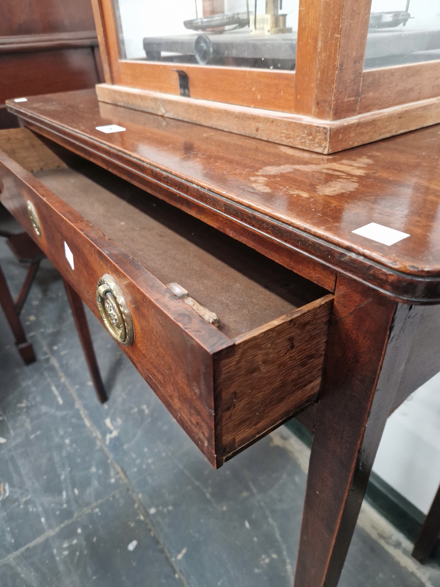 AN EARLY 19th C. MAHOGANY SIDE TABLE WITH A SINGLE DRAWER AND ON TAPERING SQUARE LEGS. W 77 x D 34.5 - Image 3 of 3