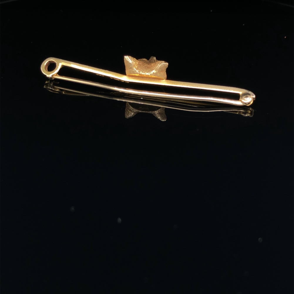 A 9ct HALLMARKED GOLD FOX MASK BAR BROOCH WITH GEMSET RED EYES, DATED 1947, LONDON FOR CROPP AND - Image 2 of 6