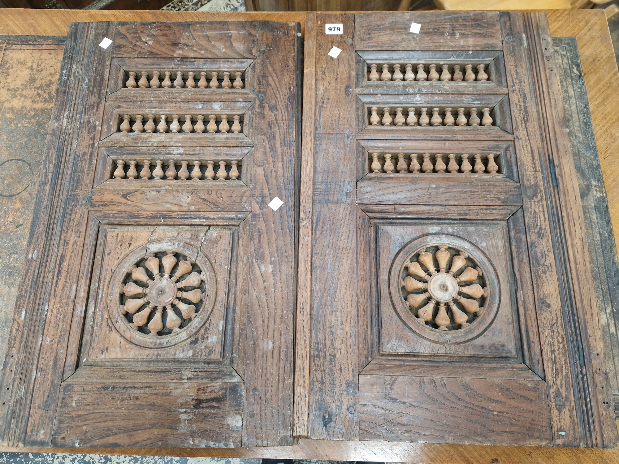 A LATE 19th/EARLY 20th C. FRENCH ROSEWOOD WRITING TABLE, THE LEATHER INSET TOP ABOVE FIVE BANDED - Image 6 of 9