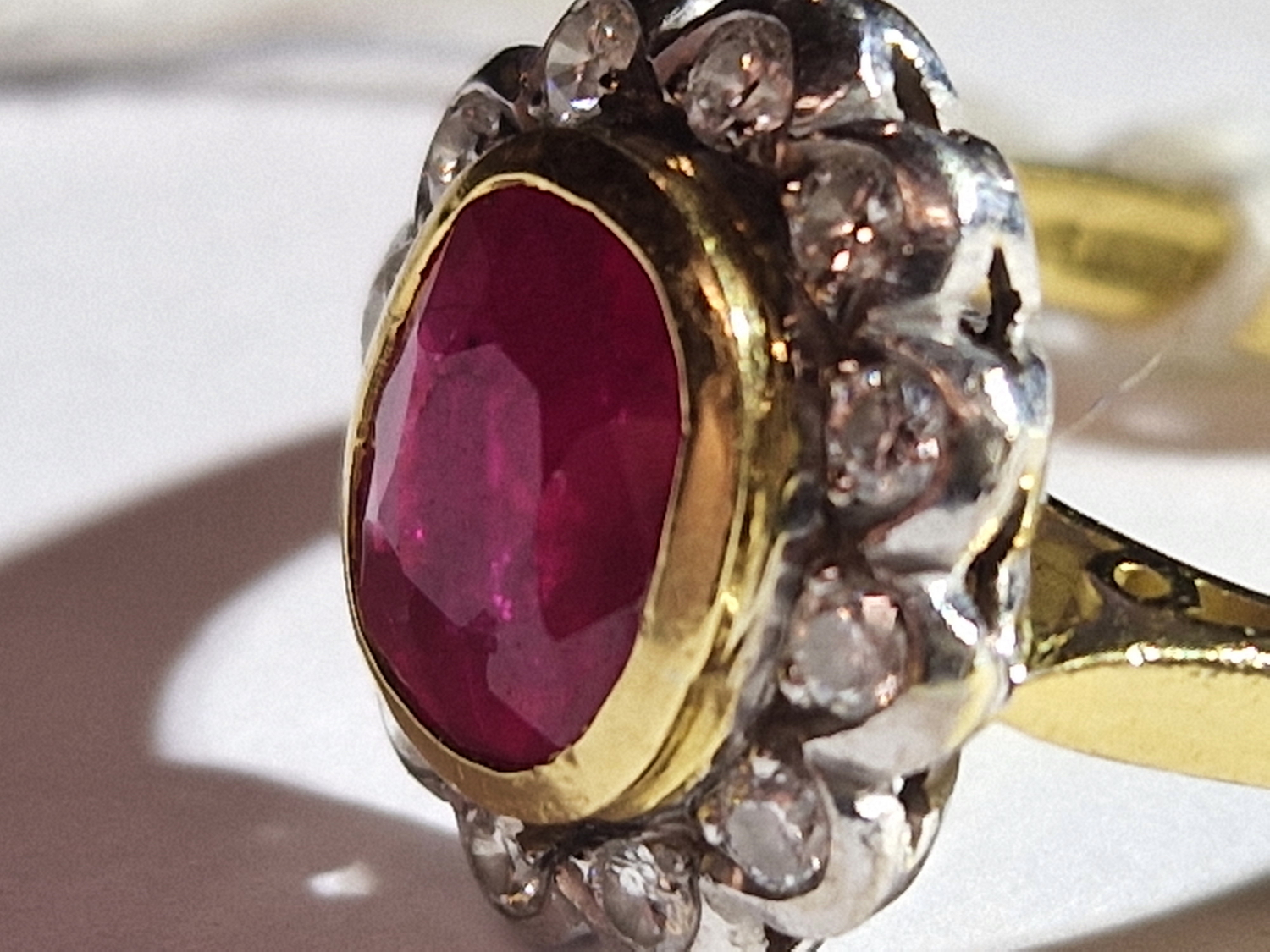 AN 18ct HALLMARKED GOLD RUBY AND DIAMOND OVAL SHAPED CLUSTER RING. THE SINGLE MEDIUM TO DARK - Image 18 of 20