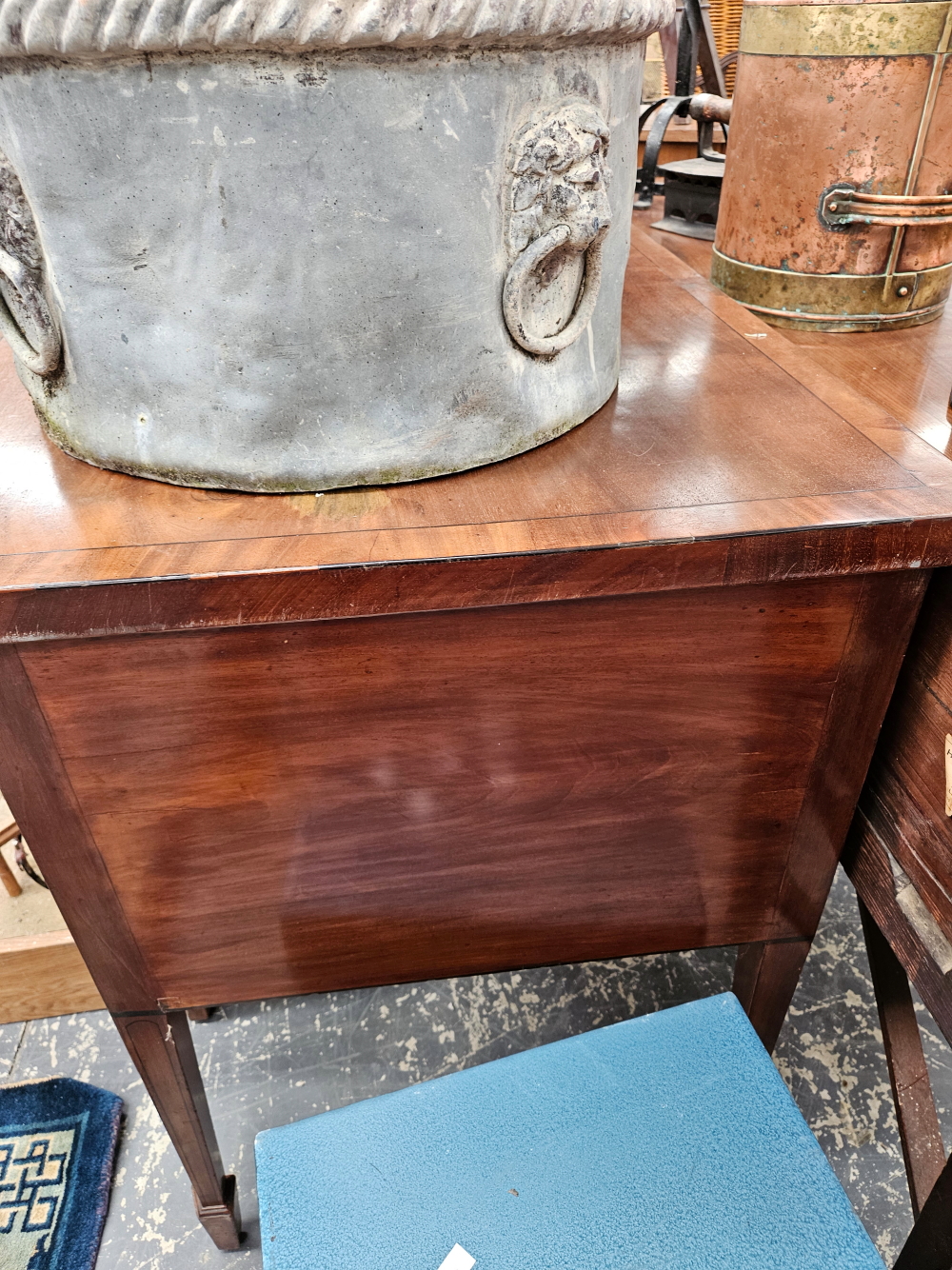 A 19TH CENTURY BOW FRONT SIDEBOARD WITH ARRANGEMENT OF DRAWERS STANDING ON SQUARE TAPERED LEGS - Image 5 of 11