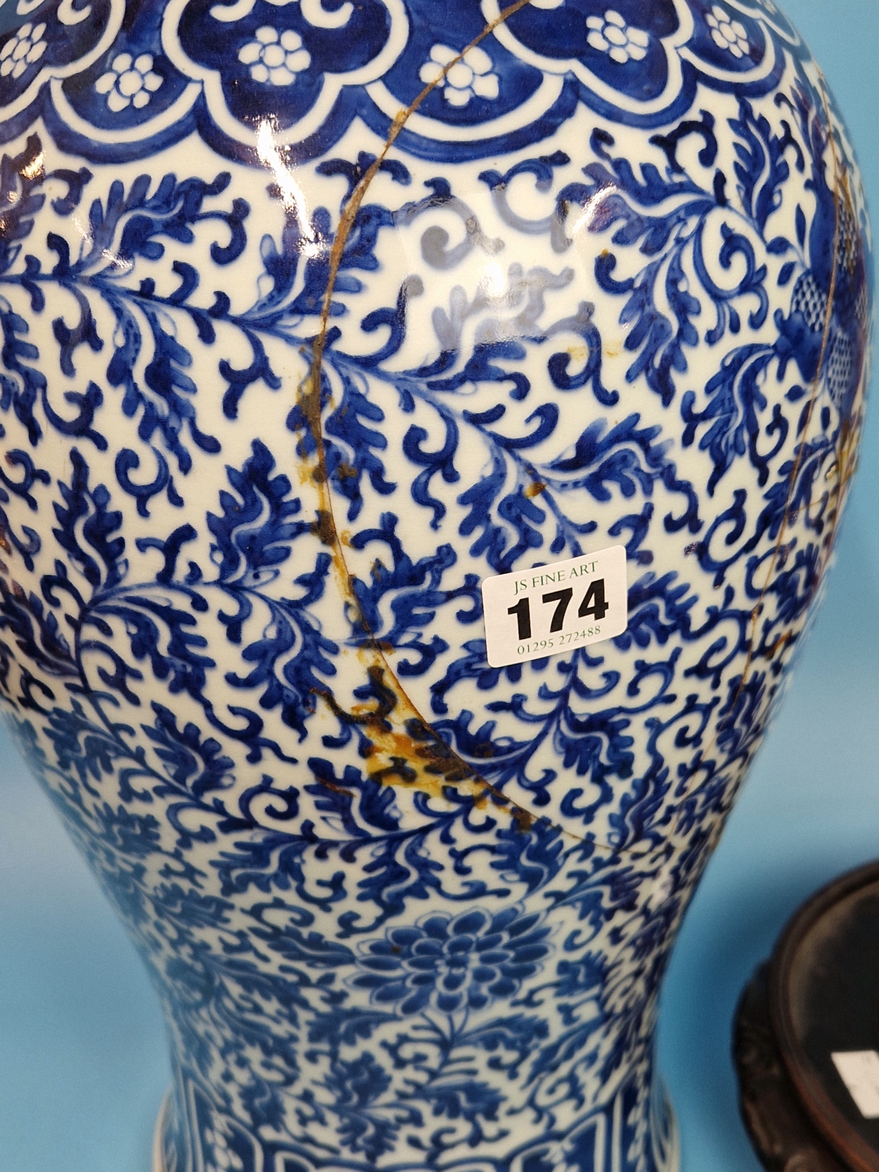 A CHINESE BLUE AND WHITE BALUSTER VASE PAINTED WITH SCROLLING LOTUS BETWEEN STIFF LEAF AND LAPPET - Image 3 of 6