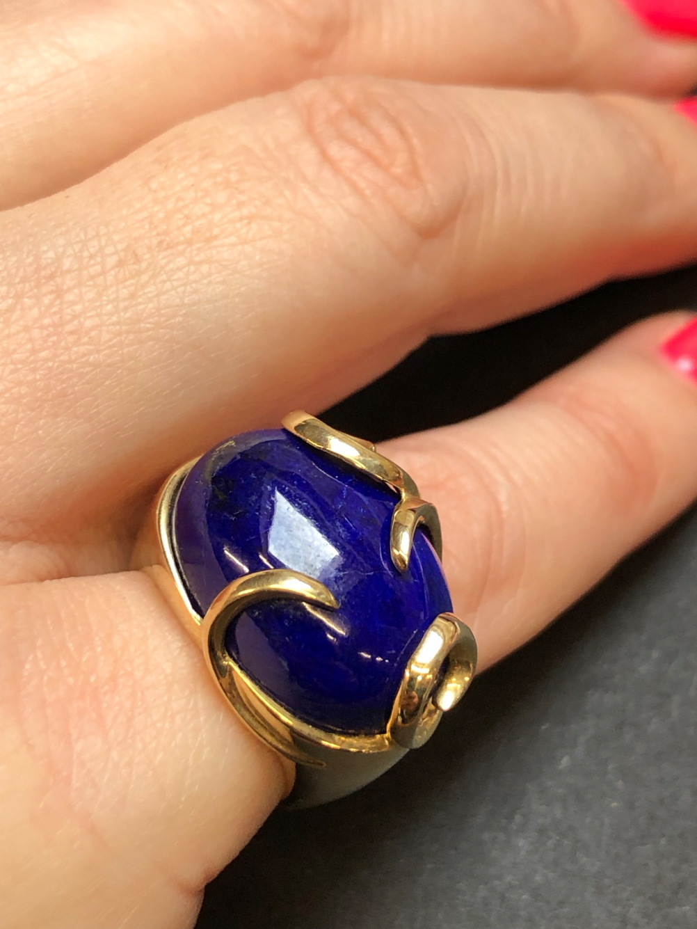 A CONTEMPORARY LAPIS LAZULI AND 9ct HALLMARKED GOLD RING. FINGER SIZE K. WEIGHT 8.73grms. - Image 8 of 8