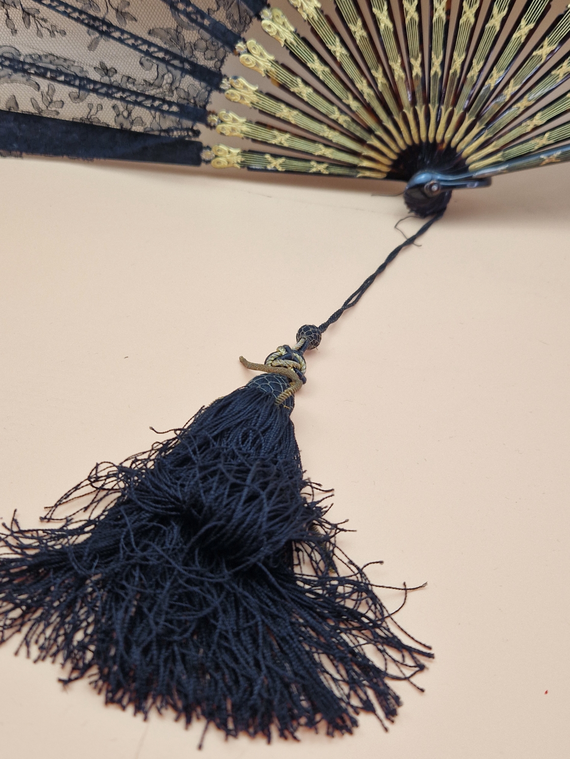 A BOXED BLACK LACE FAN, THE LEAF PAINTED WITH TWO AMORINI PLAYING TO A SEATED LADY, THE GUARD STICKS - Image 7 of 10