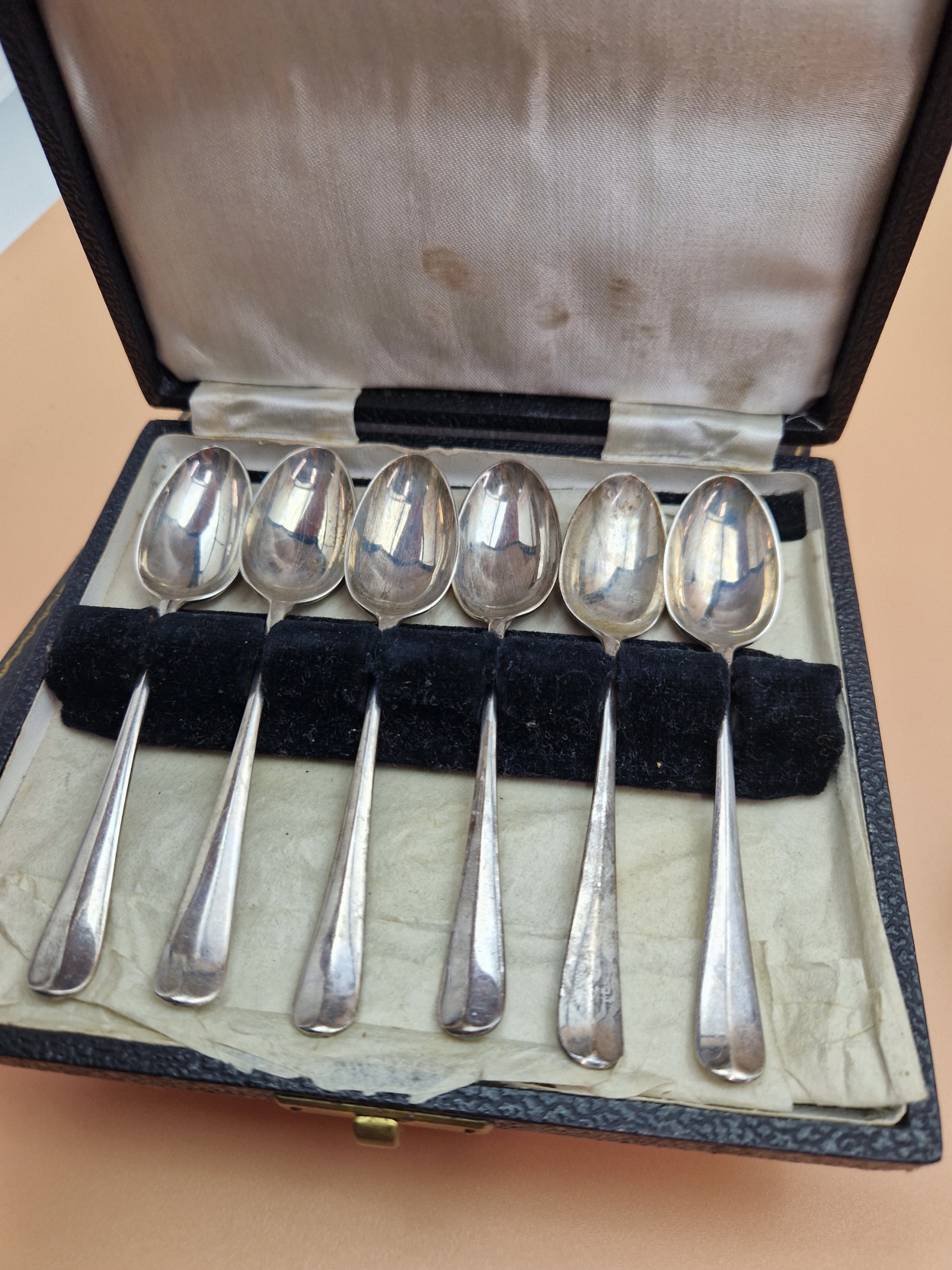 TWO CASED SETS OF SIX SILVER TEA SPOONS, ANOTHER SET LOOSE TOGETHER WITH OTHER SILVER SPOONS AND A - Image 7 of 9