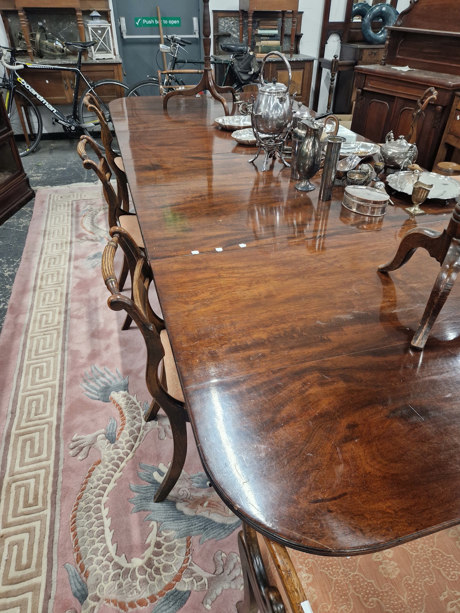 A GOOD QUALITY REGENCY STYLE MAHOGANY THREE PILLAR DINING TABLE WITH ONE LEAF, THE RECTANGULAR TOP - Image 5 of 8