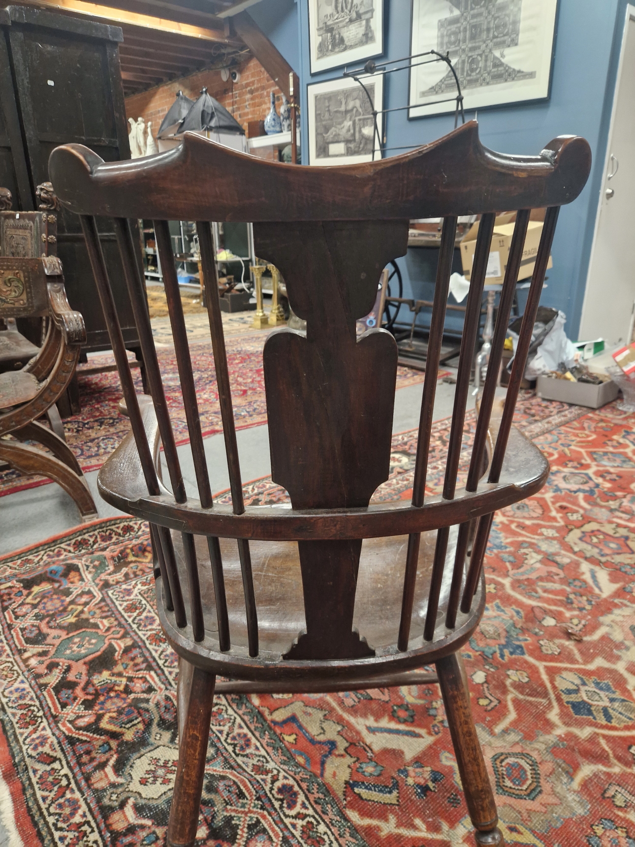 AN 18TH / 19TH CENTURY COUNTRY MADE WINDSOR TYPE CHAIR WITH SHAPED CREST RAIL AND BALUSTER BACK - Image 9 of 10