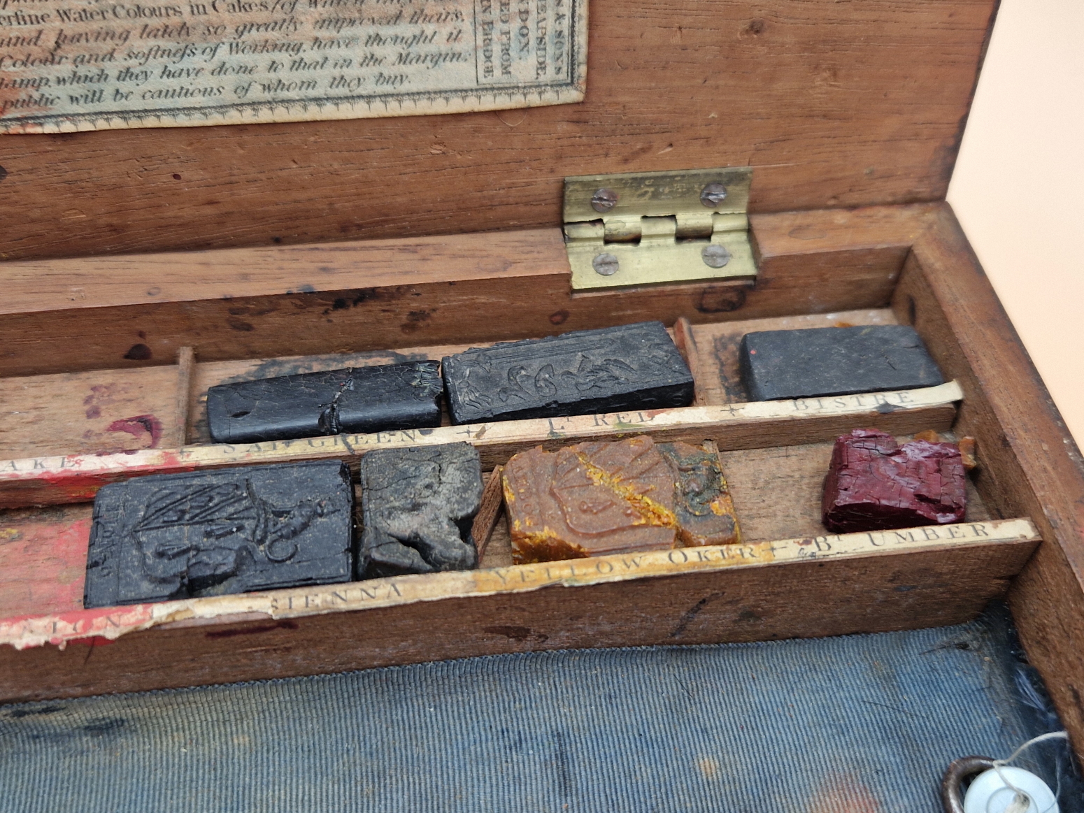 A LATE 19th C. REEVES MAHOGANY PAINT BOX CONTAINING SOME BLOCKS OF UNUSED PAINT AND CERAMIC PALETTES - Image 7 of 9
