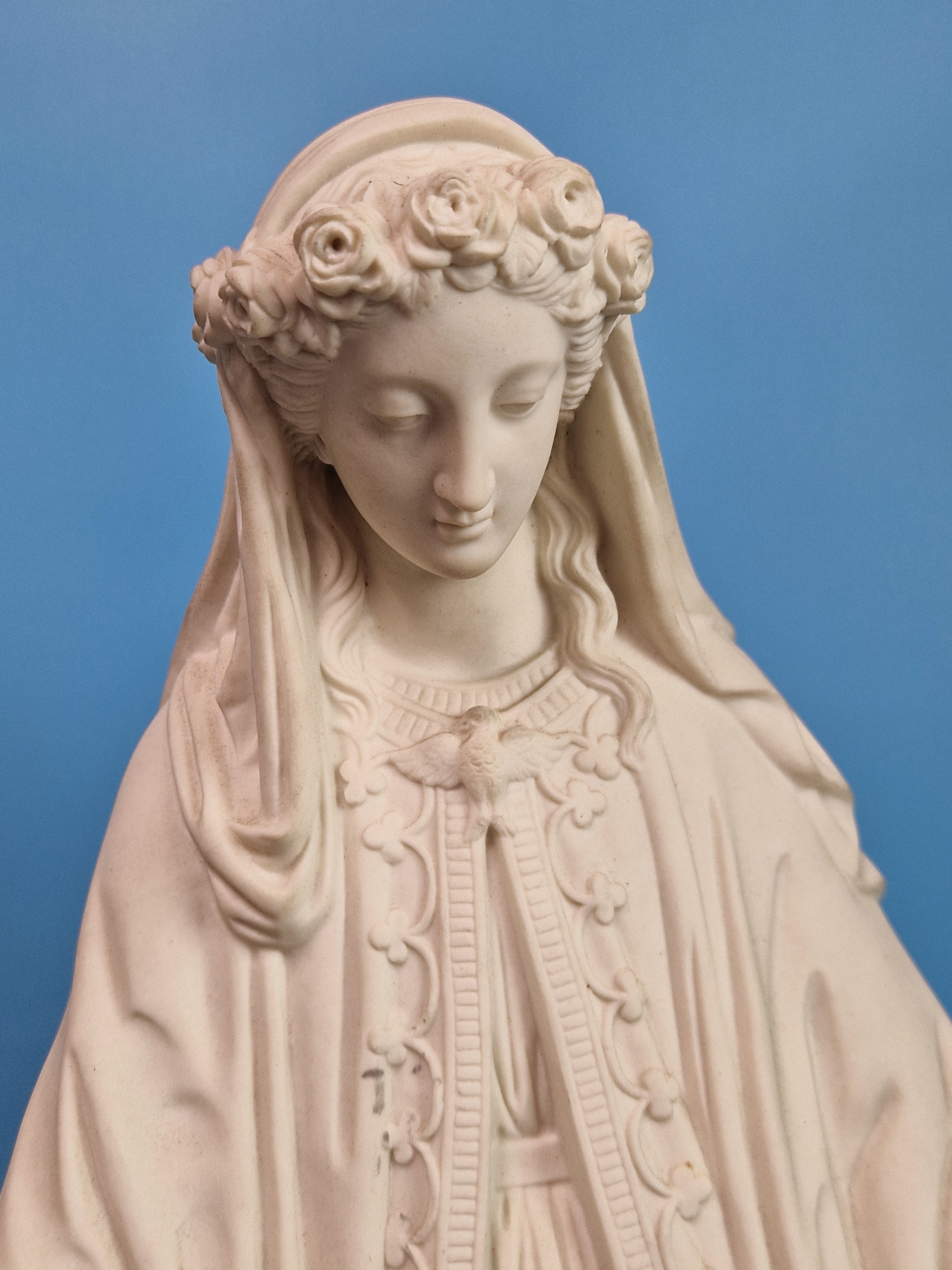 A ROBINSON AND LEADBEATER PARIAN FIGURE OF THE VIRGIN MARY WEARING A GARLAND OF ROSES IN HER HAIR AS - Image 2 of 22