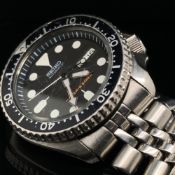 A SEIKO AUTOMATIC SUCBA DIVER'S 200m WRIST WATCH ON A STAINLESS STEEL BRACELET STRAP WITH A BI-