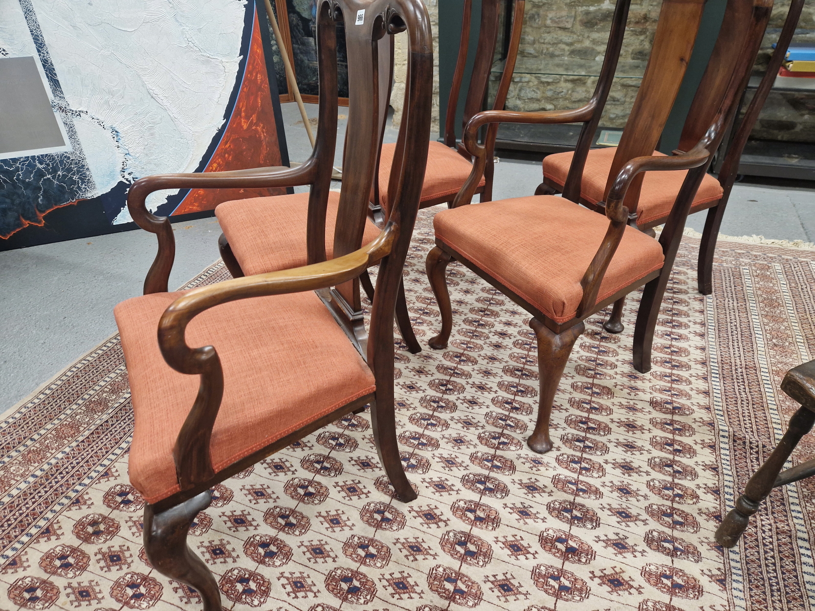 A SET OF SIX QUEEN ANNE STYLE MAHOGANY CHAIRS, TO INCLUDE TWO WITH ARMS, THE STUFFED SEATS ABOVE - Image 4 of 4