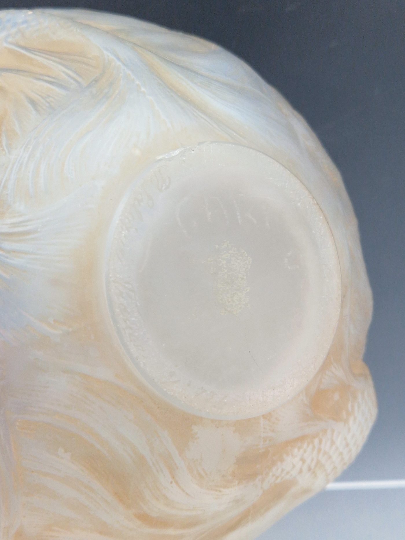 A LALIQUE FORMOSE PATTERN SPHERICAL VASE, THE FISH AGAINST A PALE BROWN GROUND, ENGRAVED R LALIQUE - Image 5 of 5